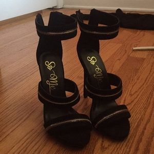 Size 5.5 fashionnova black heels